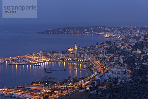 Hafen und Bucht von Menton zur blauen Stunde