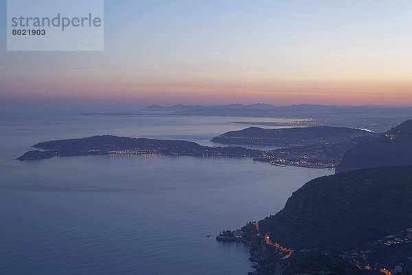 Ausblick vom Tête de Chien auf die Côte d?Azur bei Villefranche-sur-Mer und Saint-Jean-Cap-Ferat  hinten Nizza  Abendstimmung