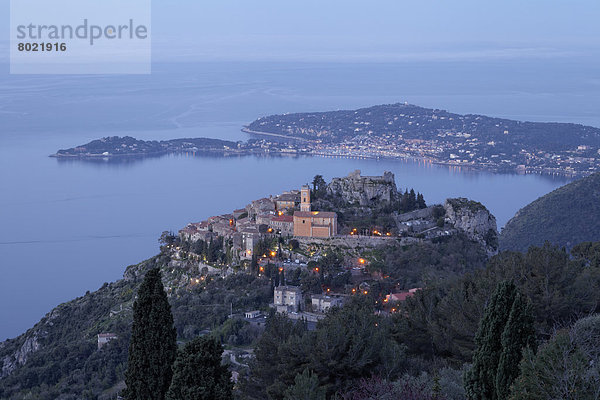 Ausblick auf Èze  dahinter Saint-Jean-Cap-Ferat  Morgenstimmung