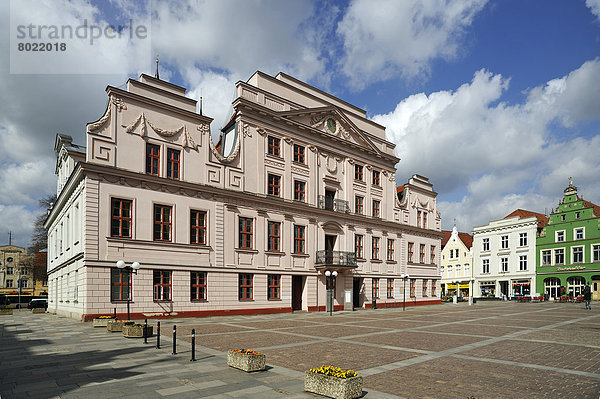 Das klassizistische Güstrower Rathaus  1890 gebaut  Marktplatz