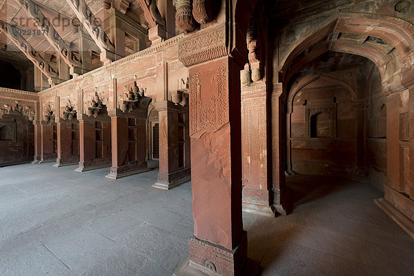 In Sandstein gemeißelte Schmuckelemente im Inneren des Jahangiri oder Jahangir Mahal  Rotes Fort