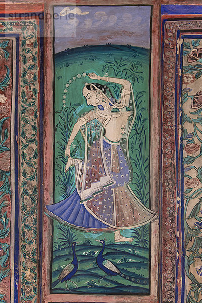 Tanzende Frau mit zwei Pfauen  Wandgemälde oder Fresko aus Naturfarben aus der Malschule Bundikalam  Chitrashala oder Pavillon der Gemälde  Garh-Palast