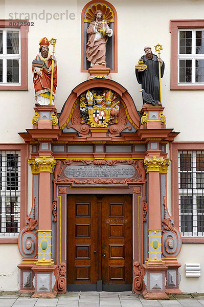 Renaissance-Portal mit den Figuren des hl. Bonifatius  Jesus Christus und des hl. Benedikt von Nursia  Konventsgebäude des ehemaligen Benediktinerklosters am Fuldaer Dom  Dom St. Salvator