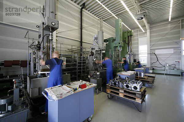 Maschinenhalle  Werkhalle mit Maschinen zum Honen  Tieflochbohren