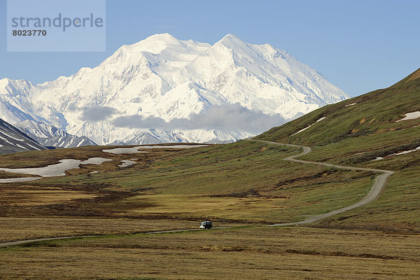 Ein Shuttle Bus vom Denali-Nationalpark durchquert die Tundra mit Sicht auf den Mt. McKinley