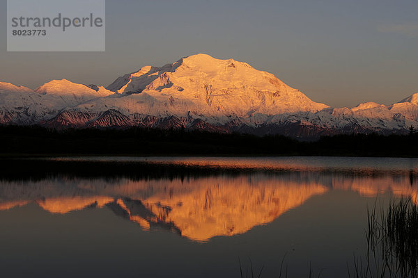 Mt. McKinley im Abendrot spiegelt sich im Reflection Pond