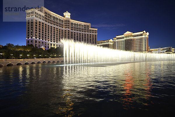 Nachtaufnahme Wasserspiele  Luxushotel  Casino  Bellagio  Caesars Palace  The Mirage
