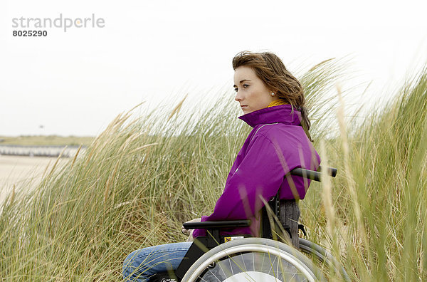 Eine Rollstuhlfahrerin am Strand