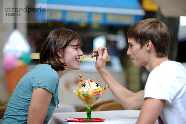 Junges Paar beim Eisessen