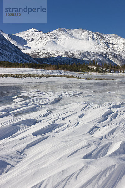 Winter Landschaft Hintergrund Fluss vorwärts Vorgebirge Alaska Schnee