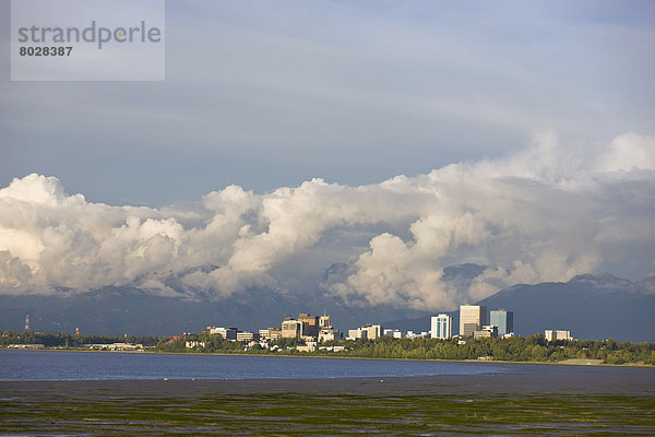 Skyline  Skylines  Wolke  Sommer  Beleuchtung  Licht  spät  Unwetter  Nachmittag  glänzen  Anchorage  Innenstadt