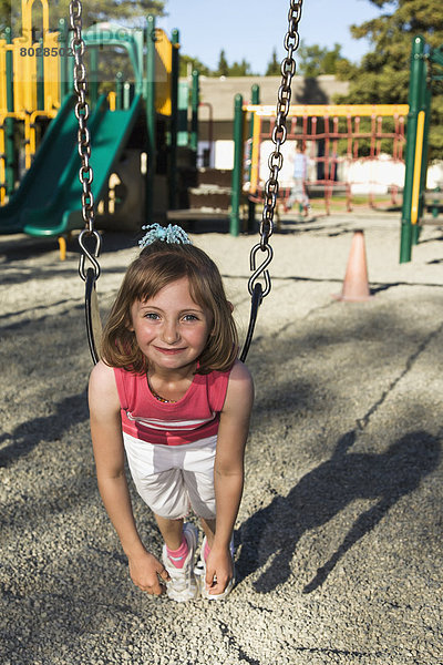schaukeln  schaukelnd  schaukelt  schwingen  schwingt schwingend  Amerika  hängen  Spielplatz  Schule  jung  Verbindung  Mädchen  Alaska  Anchorage  Schaukel