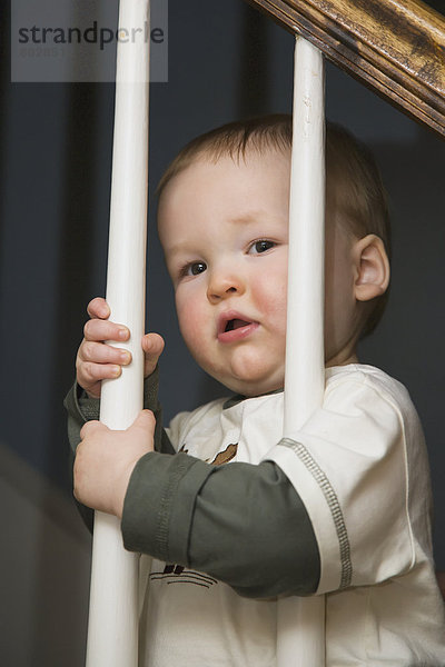 Stufe halten Junge - Person Geländer Verbindung Baby