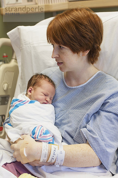 Neugeborenes  neugeboren  Neugeborene  halten  Amerika  Krankenhaus  Bett  Verbindung  Mutter - Mensch  Baby  Connecticut