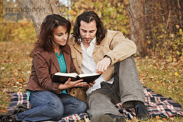 Ehepaar  Herbst  Bibel  vorlesen