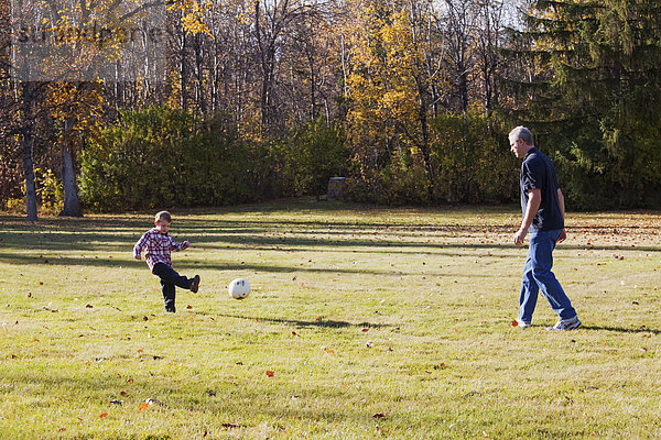 Spiel  Enkelsohn  Großvater  Herbst  Fußball