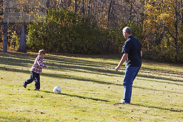 Spiel  Enkelsohn  Großvater  Herbst  Fußball