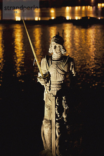 beleuchtet  Wasser  Beleuchtung  Licht  Spiegelung  Hintergrund  Statue