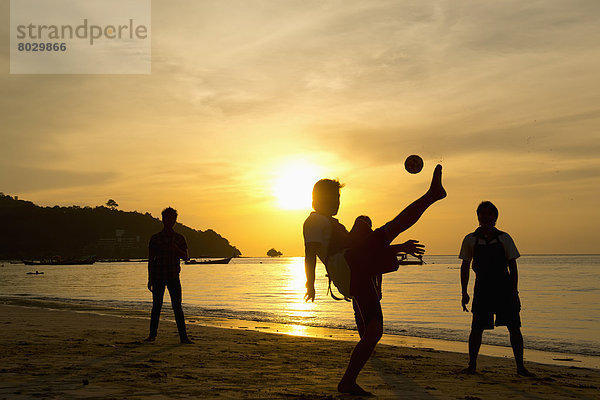 Mann  Spiel  Strand  Sonnenuntergang  Ball Spielzeug  Phuket