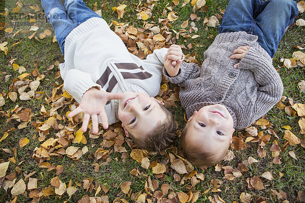Farbaufnahme Farbe liegend liegen liegt liegendes liegender liegende daliegen Portrait Junge - Person Herbst 2 jung