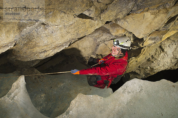 Frau  absteigen  Eis  Höhle  jung