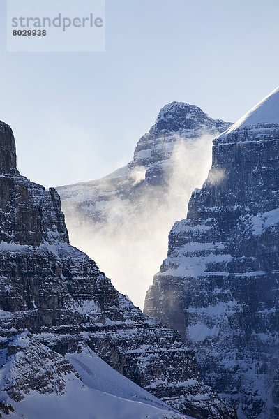 Felsbrocken  Berg  blasen  bläst  blasend  Himmel  Steilküste  Berggipfel  Gipfel  Spitze  Spitzen  blau  Form  Formen  Sonnenlicht  Schnee