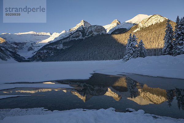 Berg  bedecken  Morgen  Himmel  Spiegelung  See  früh  blau  Sonnenlicht  tief  Schnee