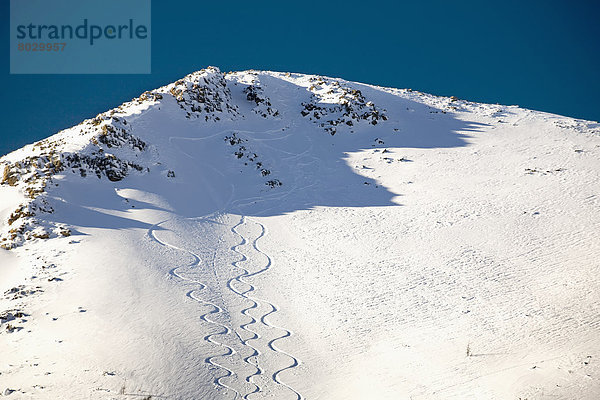 Berg  bedecken  Skifahrer  Himmel  Berggipfel  Gipfel  Spitze  Spitzen  blau  tief  Schnee