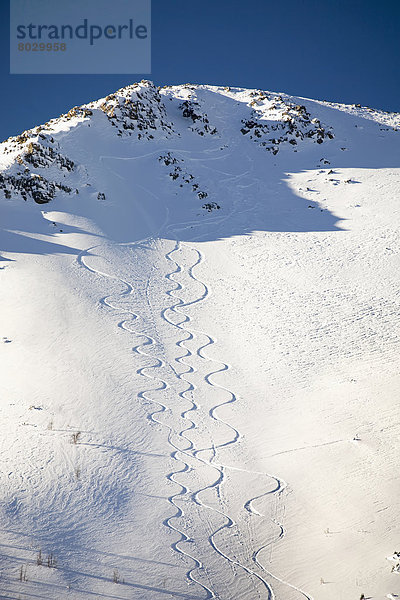 Berg  bedecken  Skifahrer  Himmel  Berggipfel  Gipfel  Spitze  Spitzen  blau  tief  Schnee