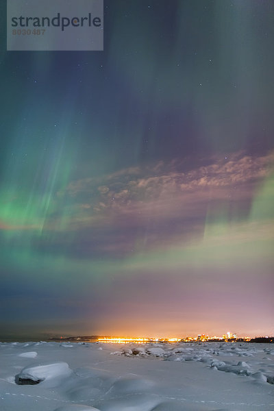 Skyline  Skylines  Winter  Amerika  Nacht  folgen  Beleuchtung  Licht  über  Küste  grün  Großstadt  Ansicht  Verbindung  glänzen  Polarlicht  Alaska  Anchorage  Schnee