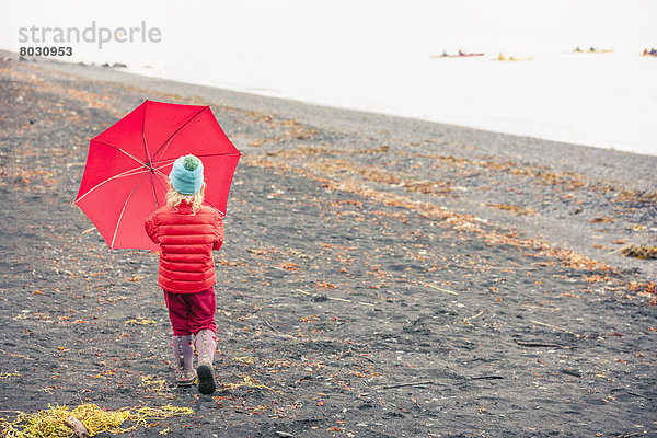 Vereinigte Staaten von Amerika  USA  Tag  Spiel  gehen  Strand  Sommer  Regenschirm  Schirm  Regen  rot  jung  zeigen  Mädchen  Sonnenschirm  Schirm