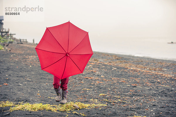 Vereinigte Staaten von Amerika  USA  Tag  Spiel  gehen  Strand  Sommer  Regenschirm  Schirm  Regen  rot  jung  zeigen  Mädchen  Sonnenschirm  Schirm