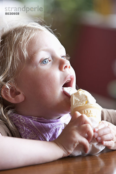 kegelförmig  Kegel  Vereinigte Staaten von Amerika  USA  sitzend  Tag  Sommer  Eis  Regen  jung  Laden  Kaffee  essen  essend  isst  Mädchen  Sahne