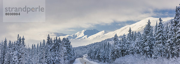 Vereinigte Staaten von Amerika  USA  Berg  Winter  Wolke  über  Sturm  Bundesstraße  Turnagain Arm  Seward Alaska  Kenai-Fjords-Nationalpark  Chugach National Forest  Schnee