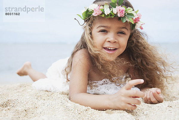 liegend  liegen  liegt  liegendes  liegender  liegende  daliegen  Portrait  Amerika  Blume  Strand  Sand  Blumenkranz  Kranz  Verbindung  Mädchen  Hawaii  Oahu  Waikiki