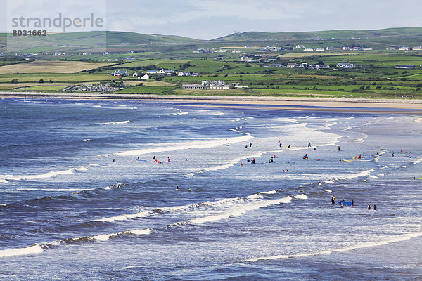 Kitesurfer Strand Gebäude Küste beschäftigt verteilen vorwärts Irland