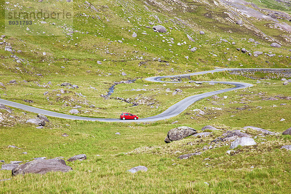 Biegung  Biegungen  Kurve  Kurven  gewölbt  Bogen  gebogen  Felsen  Auto  Landschaft  Fernverkehrsstraße  Reise  rot