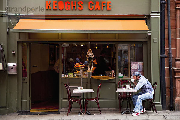 Mann  sitzend  Cafe  schlürfen  Kaffee  Außenaufnahme  Tisch