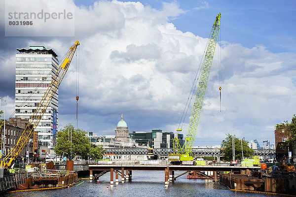 bauen  über  Brücke  Fluss  neu