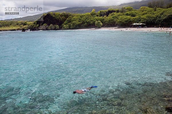 zwischen  inmitten  mitten  durchsichtig  transparent  transparente  transparentes  Wasser  Mann  Schnorchel  Hana  Hawaii  Maui
