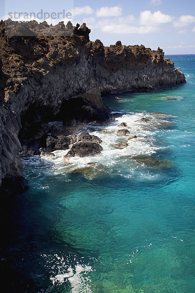 durchsichtig  transparent  transparente  transparentes  Ozean  Steilküste  Lava  blau  Ansicht  Hawaii  Maui