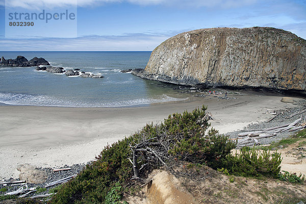 Denkmal entfernt Felsbrocken Strand Ozean Anordnung groß großes großer große großen Oregon