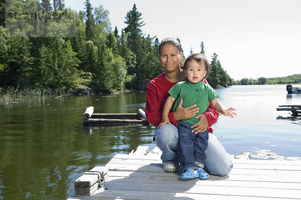 Fischschwarm  Sohn  See  Dock  Ethnisches Erscheinungsbild  Mutter - Mensch  Kanada  Ontario