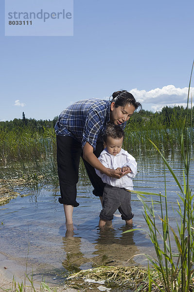 stehend  Wasser  Fischschwarm  Sohn  See  seicht  amerikanisch  Ethnisches Erscheinungsbild  Mutter - Mensch  Ontario