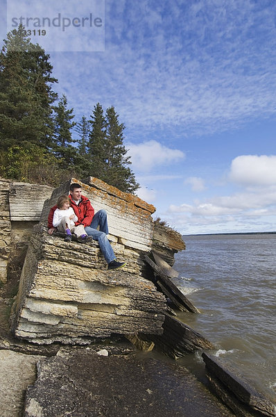 Menschlicher Vater  unterhalb  See  Meer  Insel  jung  Tochter  glatt  Hecla-Grindstone Provincial Park  Kanada  Kalkstein  Manitoba  Million  Winnipeg