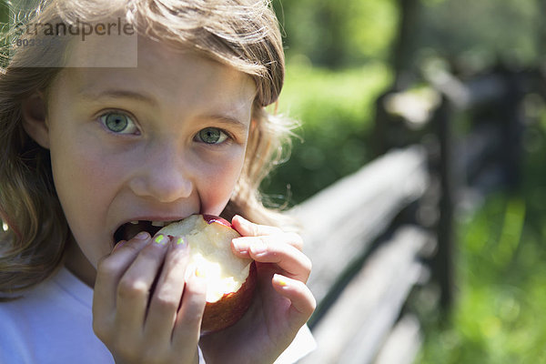 Außenaufnahme  jung  Apfel  essen  essend  isst  Mädchen  freie Natur