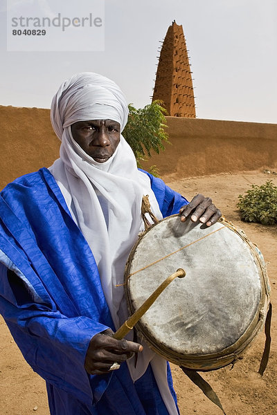 stehend  Ehrfurcht  Schlagzeuger  Moschee  Niger  Tuareg