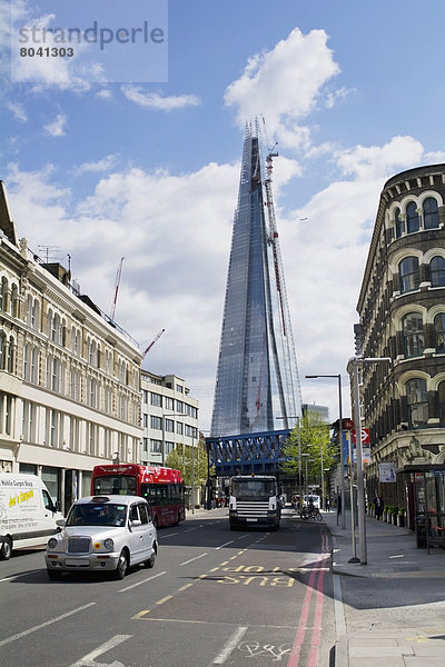 Straße und das Shardgebäude  London  Großbritannien