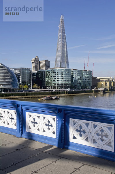 Skyline Blick von Tower Bridge  London  Großbritannien