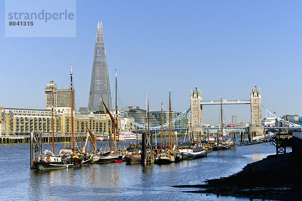 Blick auf Segelboote auf Themse mit Tower Bridge im Hintergrund  London  Großbritannien